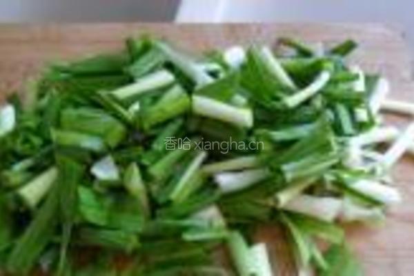 香肠炒大蒜的做法图解2