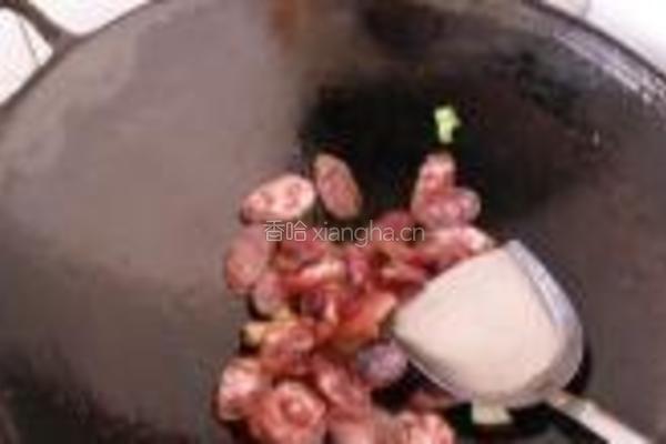 香肠炒大蒜的做法图解4