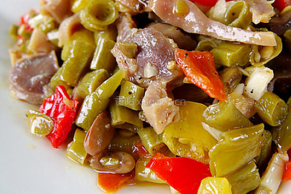 酸豆角炒鸡杂