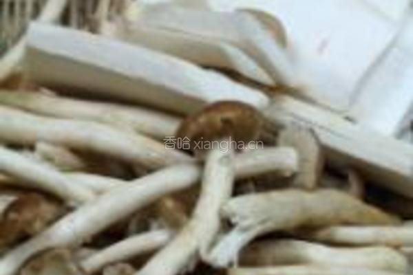 荔枝皮蛋炖排骨的做法图解2