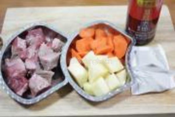 土豆烧牛肉的做法图解1