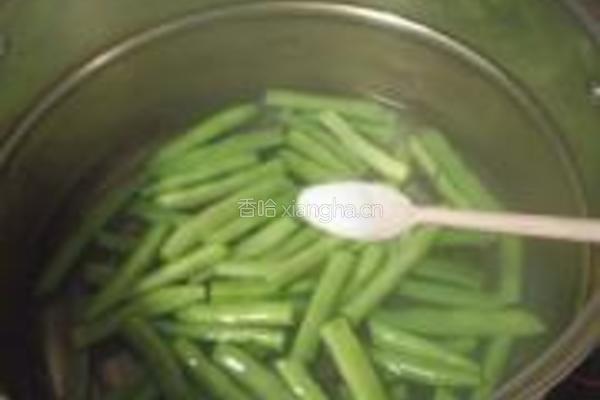 茄汁鱿鱼四季豆的做法图解3