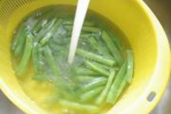 茄汁鱿鱼四季豆的做法图解4