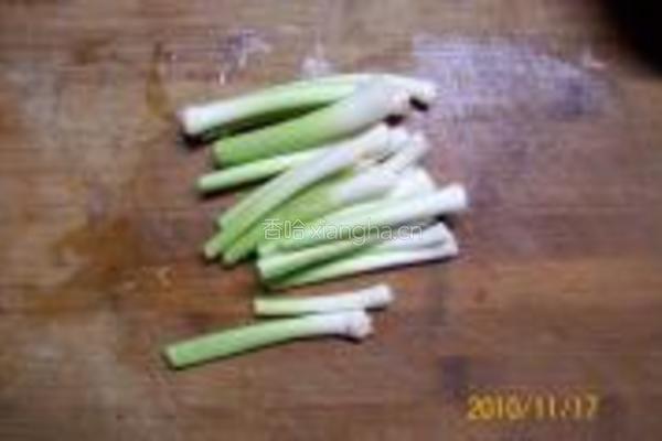 大蒜苗清炒鸡杂的做法图解3