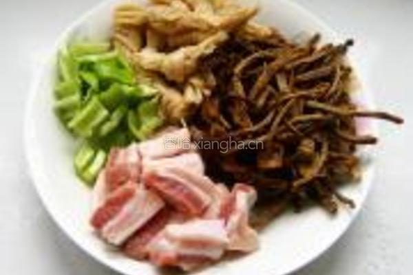 茶树菇烧五花肉的做法图解1