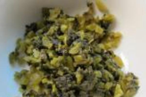 咸菜春笋烧小黄鱼的做法图解3