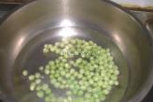炒多彩丁的做法图解3