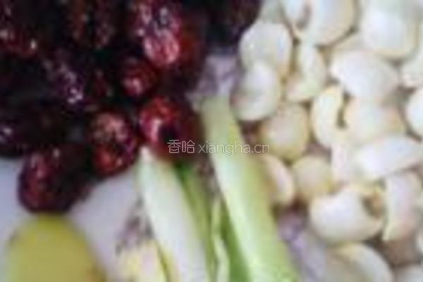 红枣莲子炖鸡汤的做法图解1