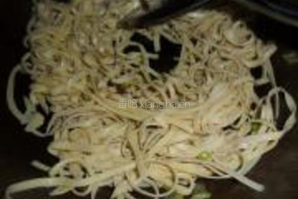 青椒炒豆腐皮的做法图解3