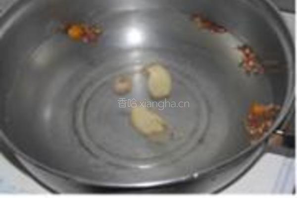 酸菜胡椒炒肥肠的做法图解2