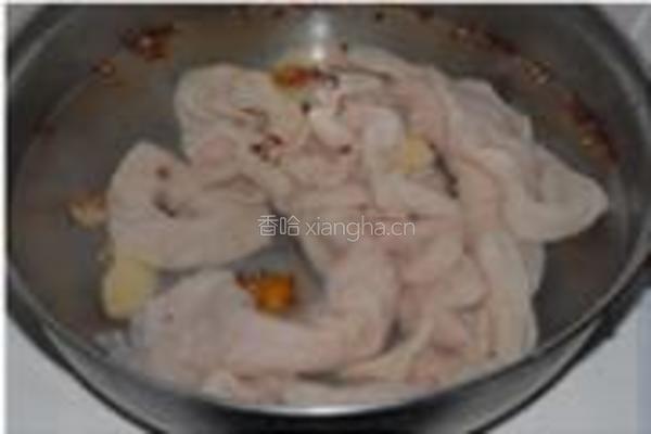酸菜胡椒炒肥肠的做法图解3