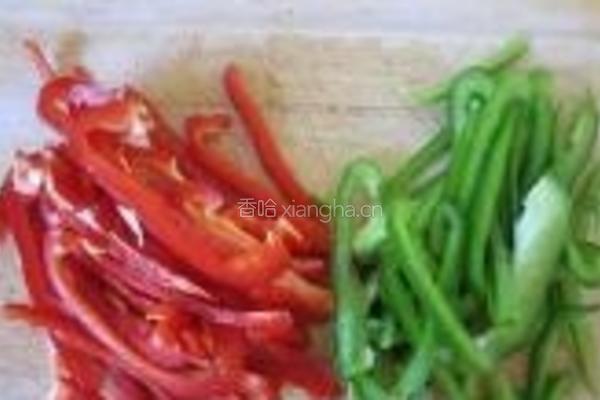 鸡丝炒青红椒腰果的做法图解2