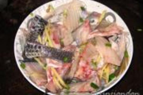 鱼骨莼菜粥的做法图解2