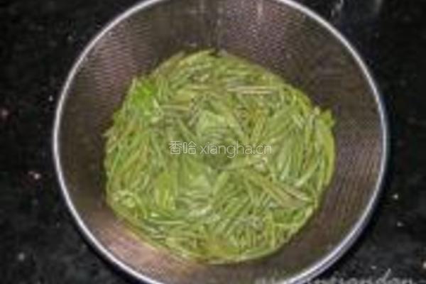 鱼骨莼菜粥的做法图解4