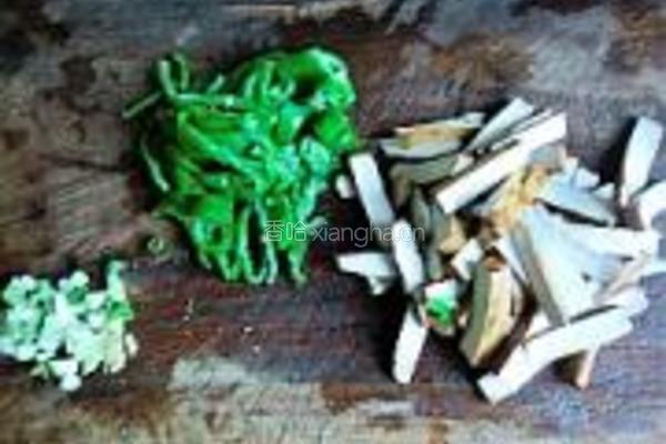 青椒炒香干的做法图解1