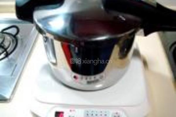 黄豆花生煲猪脚的做法图解10