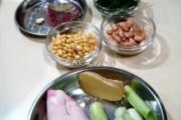 黄豆花生煲猪脚的做法图解1
