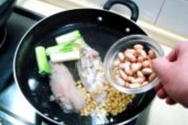 黄豆花生煲猪脚的做法图解5