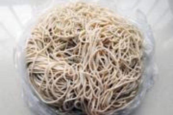 芸豆五花肉焖面的做法图解2