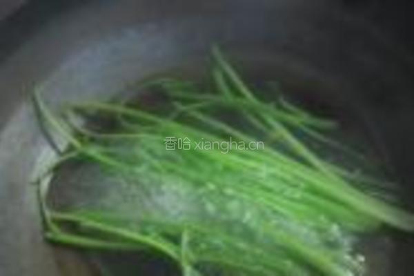 凉拌芹菜腐竹的做法图解1