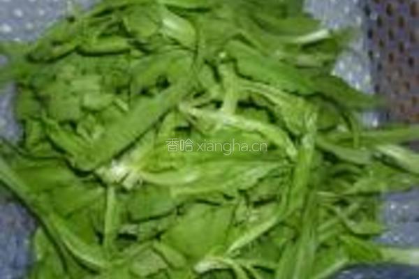 茼蒿鲫鱼豆腐汤的做法图解1
