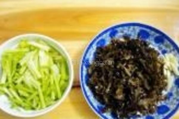 芹菜木耳炒肉丝的做法图解2