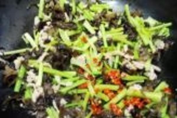 芹菜木耳炒肉丝的做法图解7