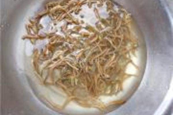 凉拌黄花菜的做法图解1