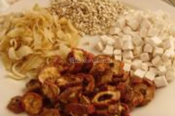 山楂馬蹄茯苓瘦肉湯的做法图解1