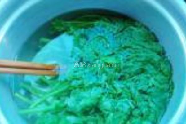 腊肠拌茼蒿的做法图解2