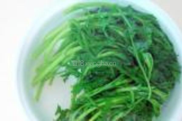 腊肠拌茼蒿的做法图解3
