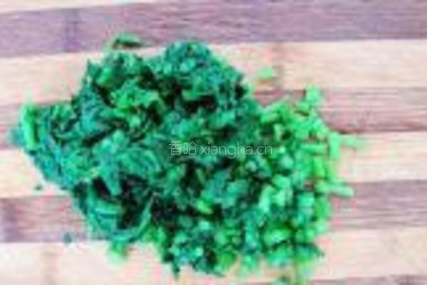 腊肠拌茼蒿的做法图解5
