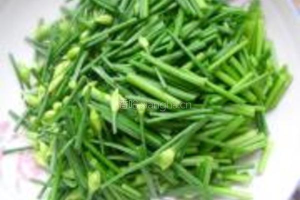 韭菜花炒章鱼的做法图解1