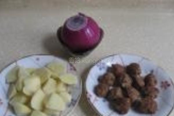 土豆烧肉丸的做法图解1