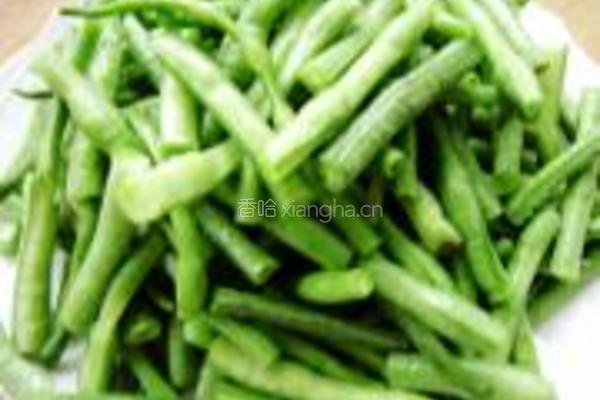 豇豆红辣椒丝的做法图解1