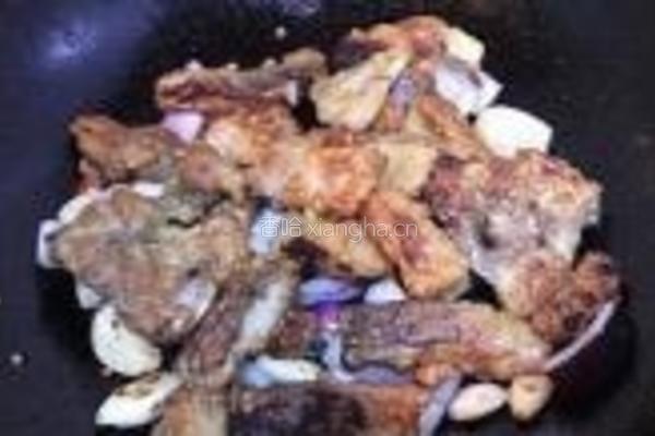 大蒜炆鱼的做法图解10