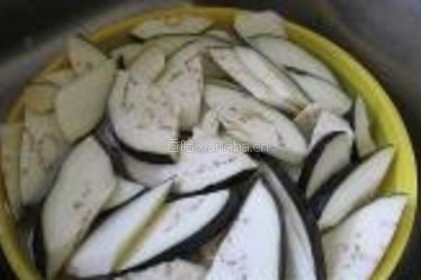 紫苏蒜头豆豉炒茄子的做法图解1