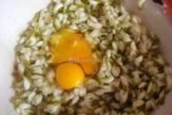 槐花鸡蛋饼的做法图解3