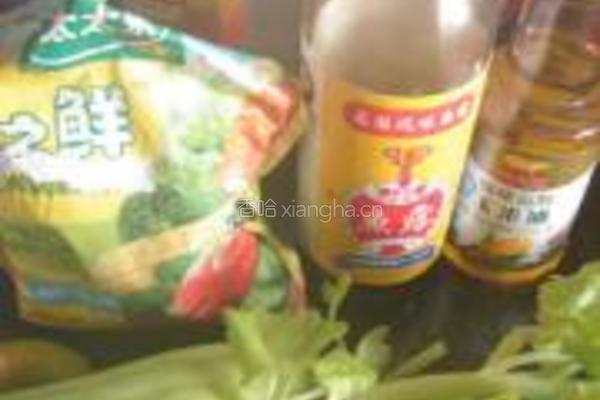 芹菜炒口蘑的做法图解2