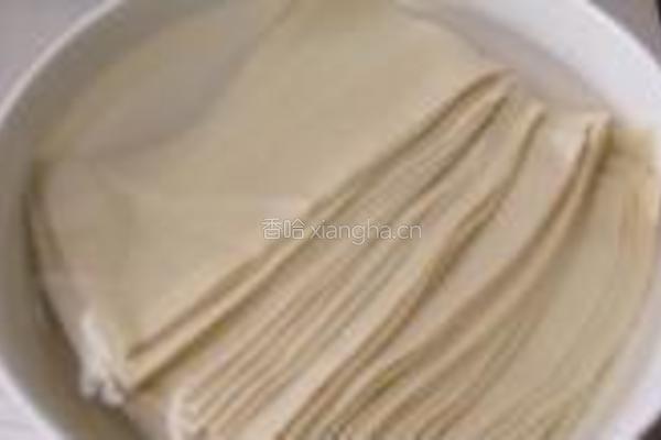 豆腐皮香椿卷的做法图解2