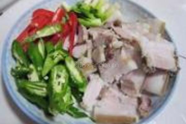 大蒜炒回锅肉的做法图解2