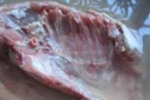 榨菜玉米鸭块汤的做法图解1