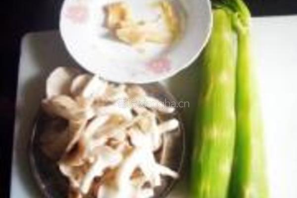 莴笋炒平菇的做法图解1
