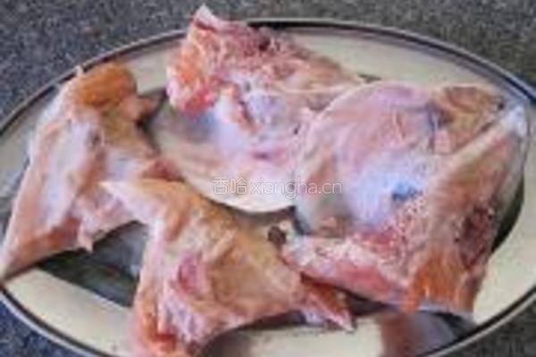 豆腐焖三文鱼头的做法图解1