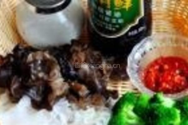 蒜茸双耳西兰花的做法图解1
