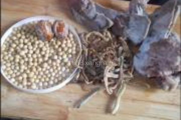 萝卜干黄豆猪骨汤的做法图解1
