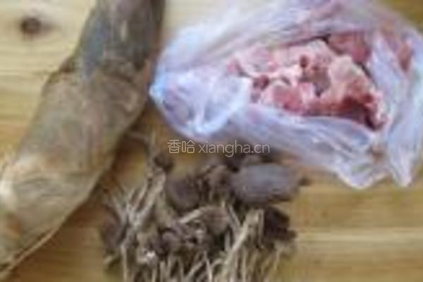 茶树菇冬笋排骨汤的做法图解1