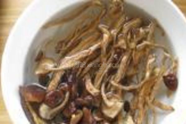 茶树菇冬笋排骨汤的做法图解3