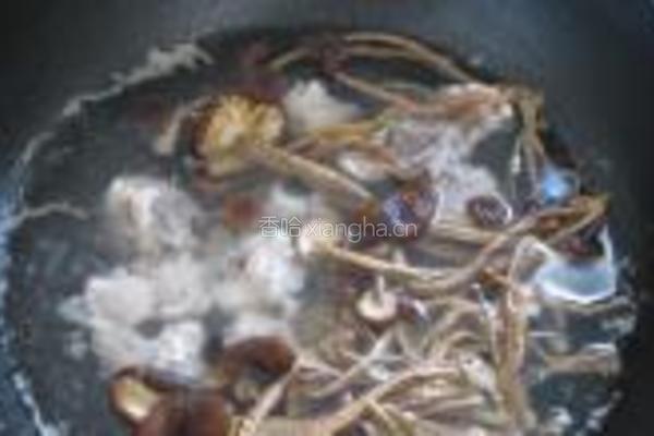 茶树菇冬笋排骨汤的做法图解8
