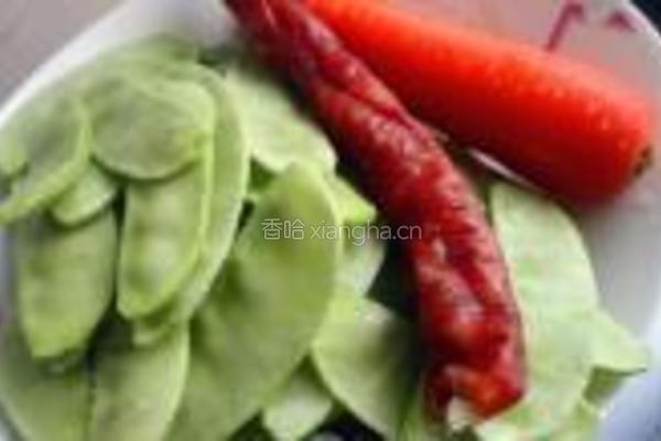 香肠炒扁豆的做法图解1